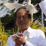 noynoy_aquino_vs_pigeon-269×300
