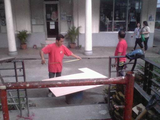 Ang maintenance workers ang nag-aayos ng sirang kagamitan at pasilidad sa unibersidad.