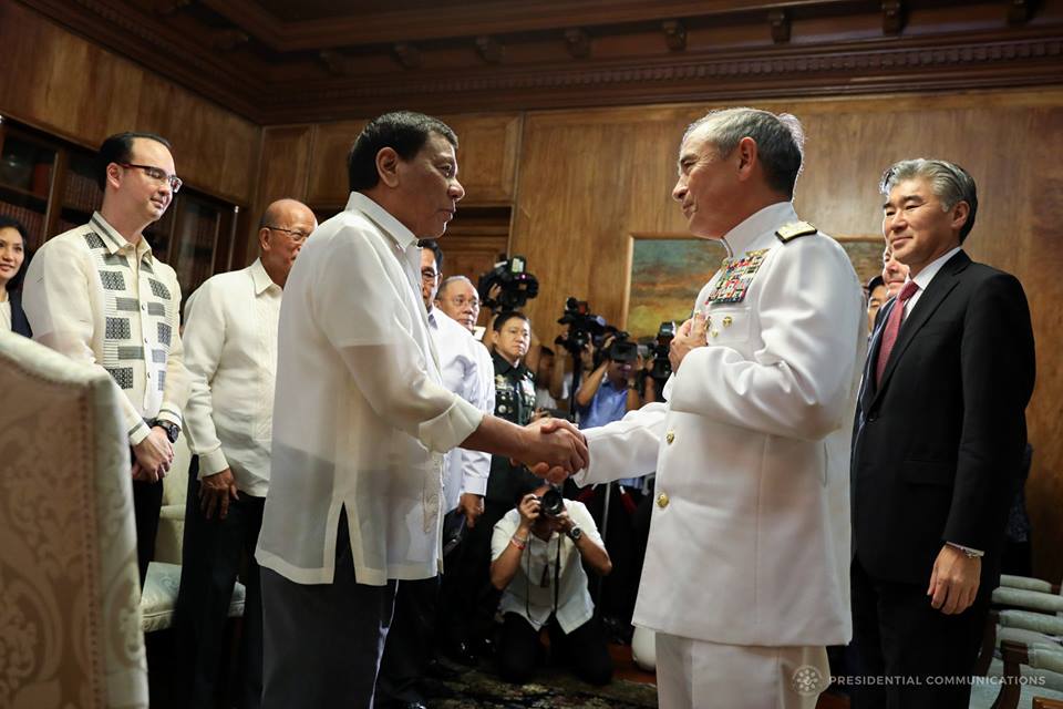 Malugod na tinanggap ni Duterte sa Malacanang si Admiral Harry Harris, Jr., pinuno ng United States Pacific Command | Presidential Communications Operations Office 