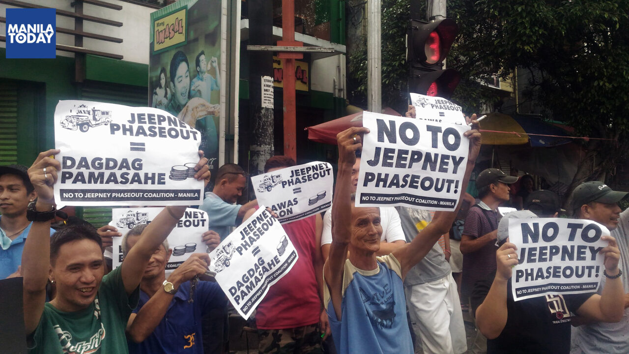 Commuter groups in drivers in transport strike. Photo by Kathy Yamzon.