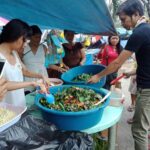 Mga unyonista mula Sumifru at mga boluntaryo ng SAKA at CAP, naghahanda ng ensaladang talbos ng kamote